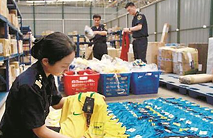 武漢海關查獲侵權世界杯商標服裝,商家該如何保護自己的商標?